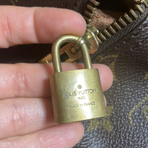 Authentic Louis Vuitton duffel. Tag, strap and lock and key included. - Picture 6 of 10